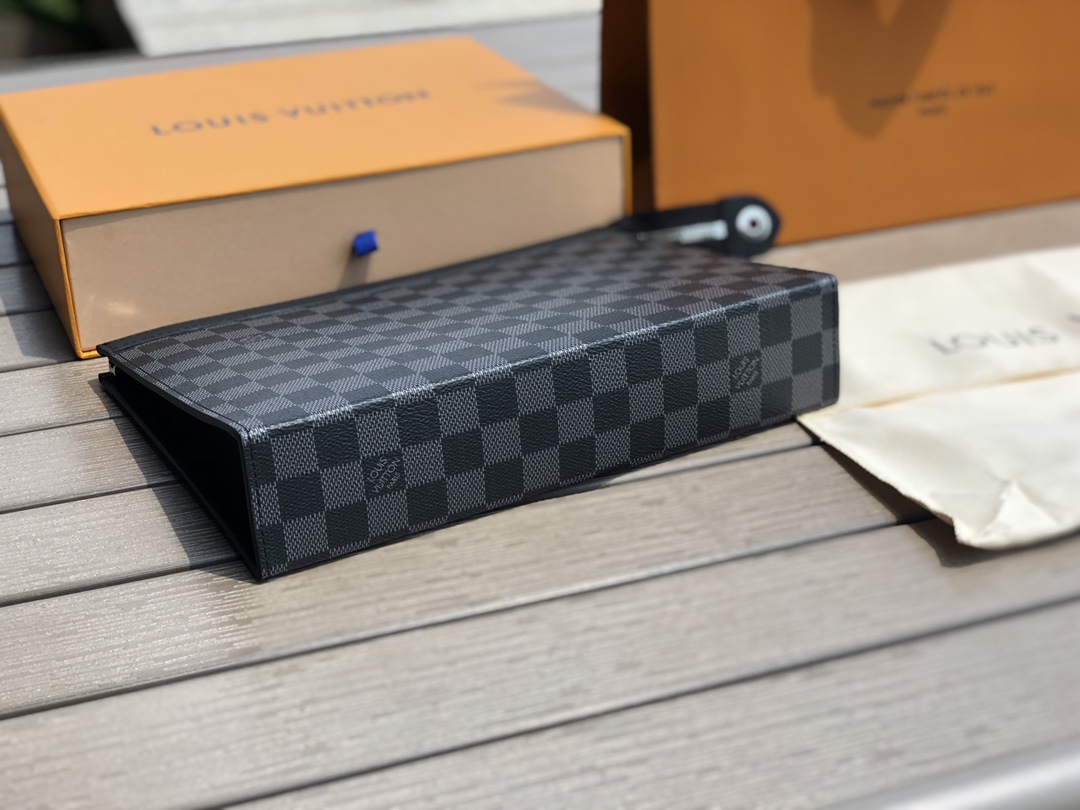 Pre-Owned LV Louis Vuitton Black Damier Graphite Pochette Voyage Clutch Bag - Medium Size