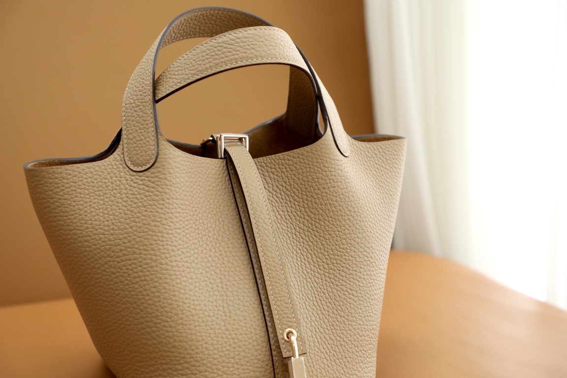 Pre-Owned Hermes Picotin Lock 18 Bag in Chai Clemence Leather - Gold-Plated Hardware, Timeless Design