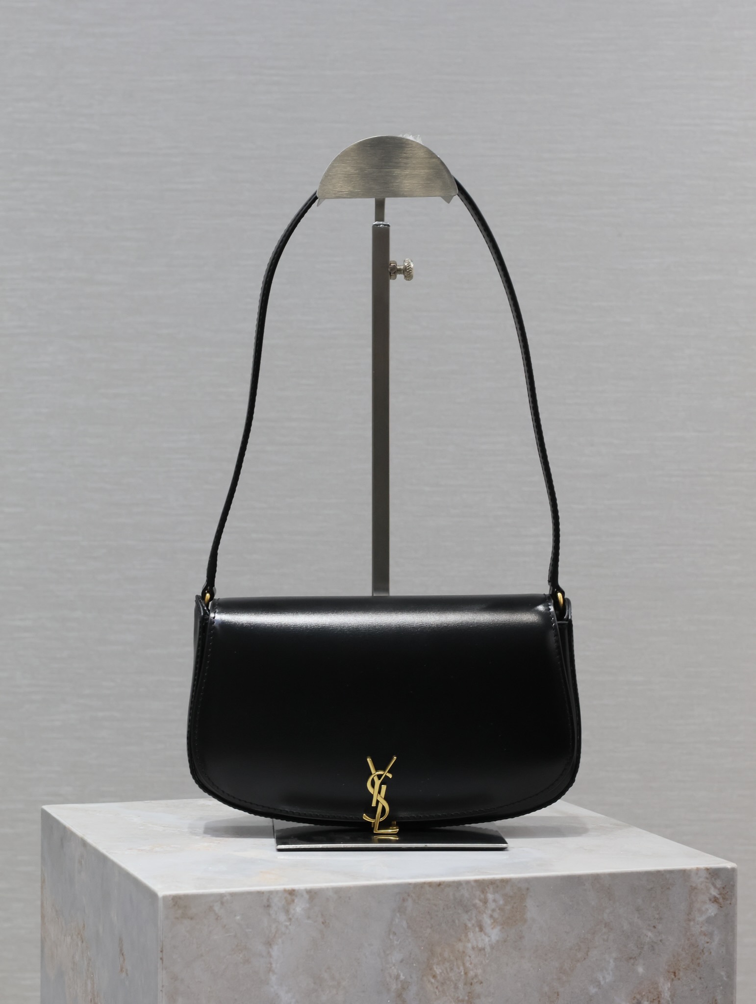 Pre-Owned YSL Crescent Black Leather Bag - Gold Hardware, Magnetic Closure