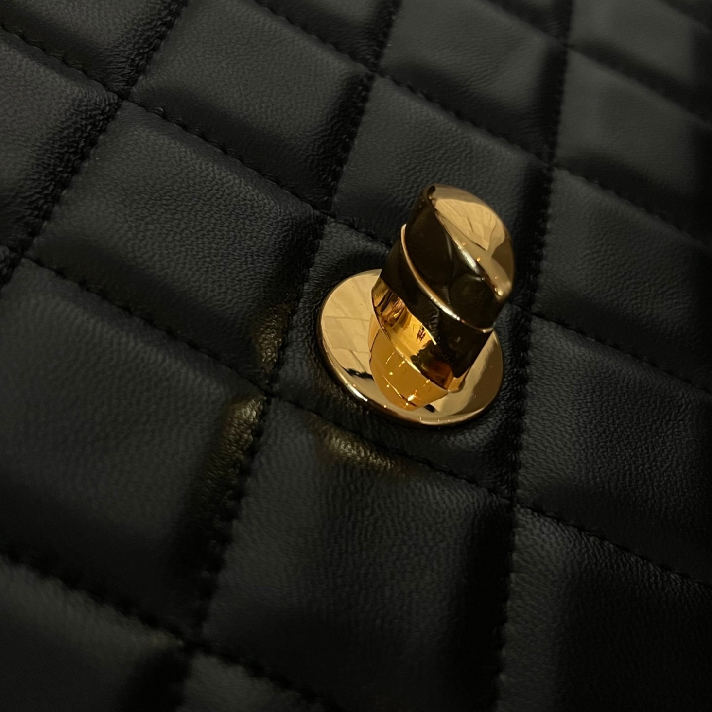 Pre-Owned Chanel Black Vintage Lambskin Leather Crossbody Bag with Gold Hardware