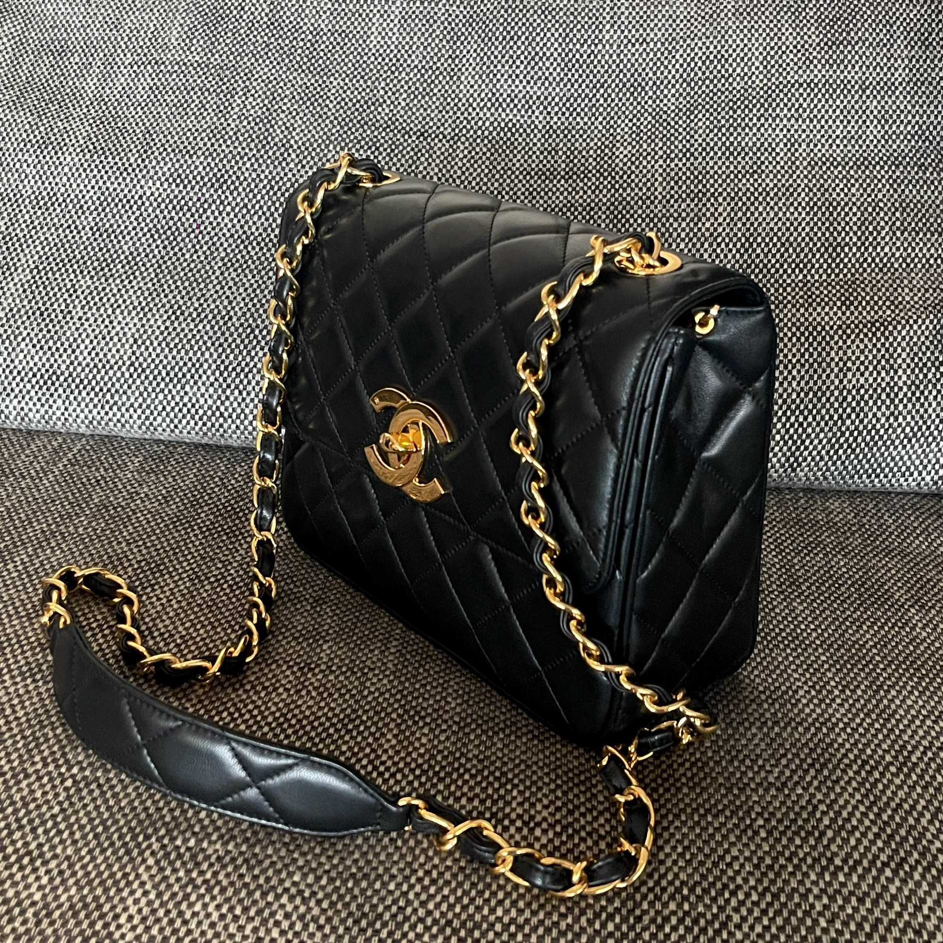 Pre-Owned Chanel Black Vintage Lambskin Leather Crossbody Bag with Gold Hardware