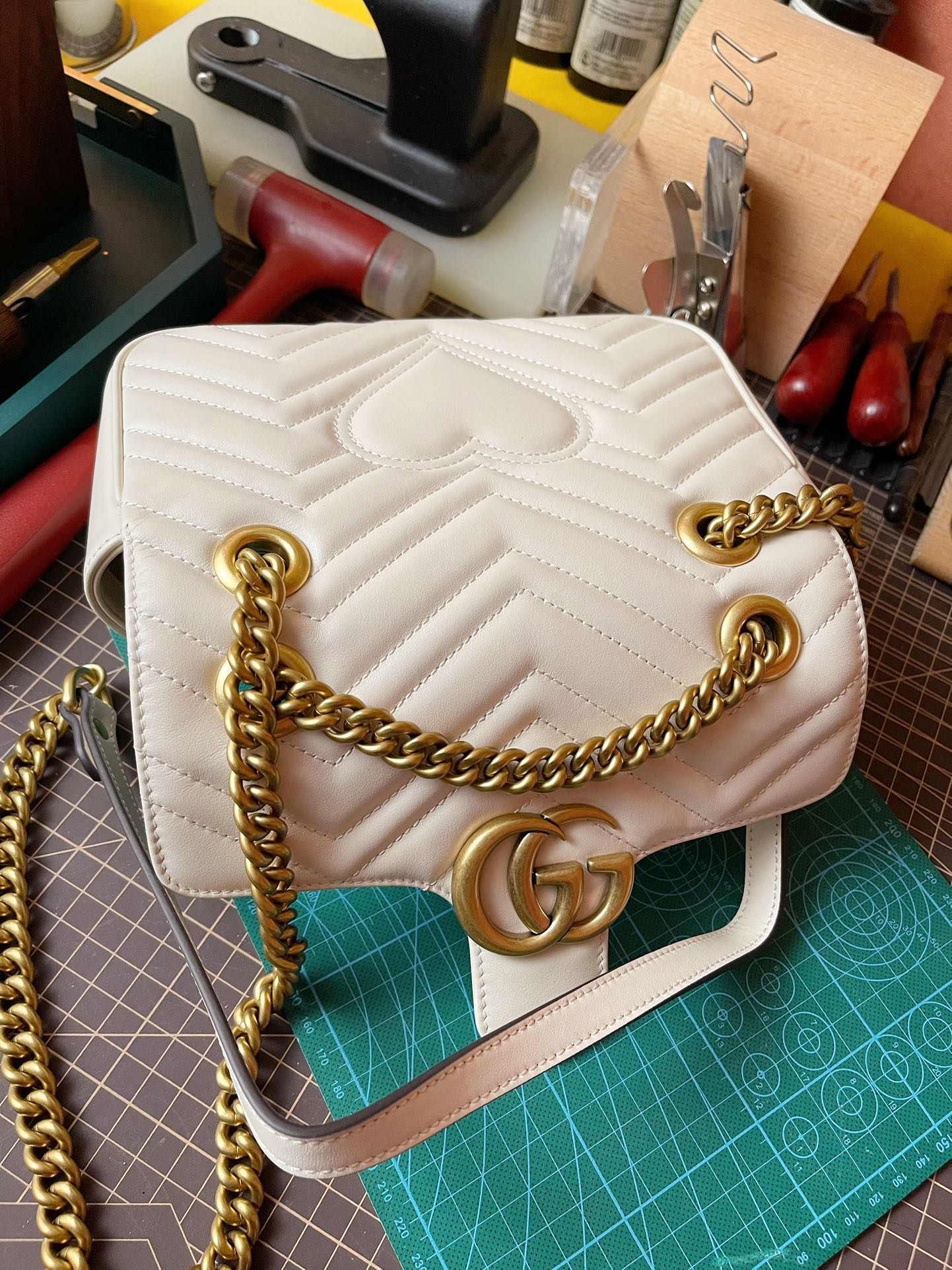 Pre-Owned Gucci GG Marmont Flap Leather Crossbody Bag in White - Excellent Condition