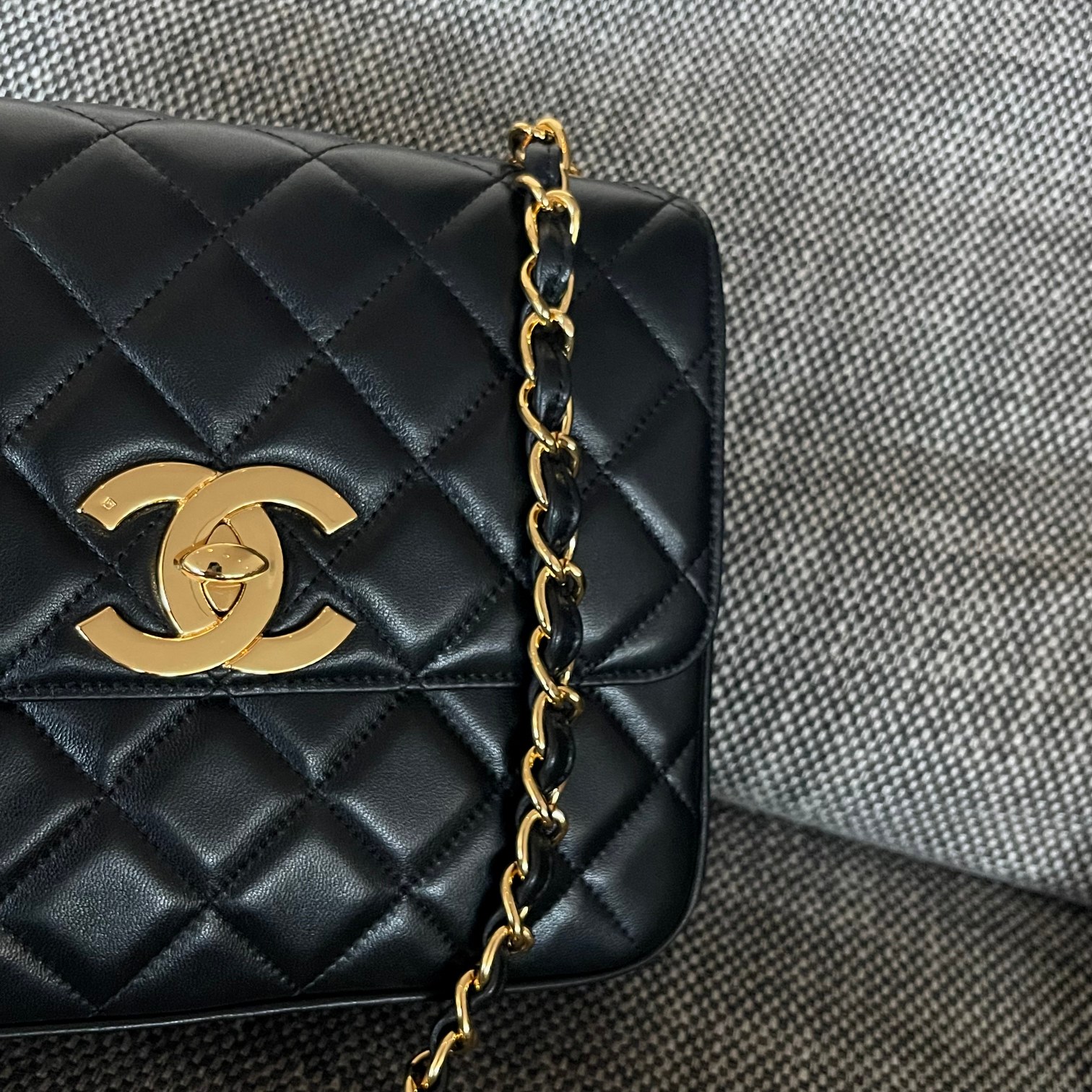 Pre-Owned Chanel Black Vintage Lambskin Leather Crossbody Bag with Gold Hardware