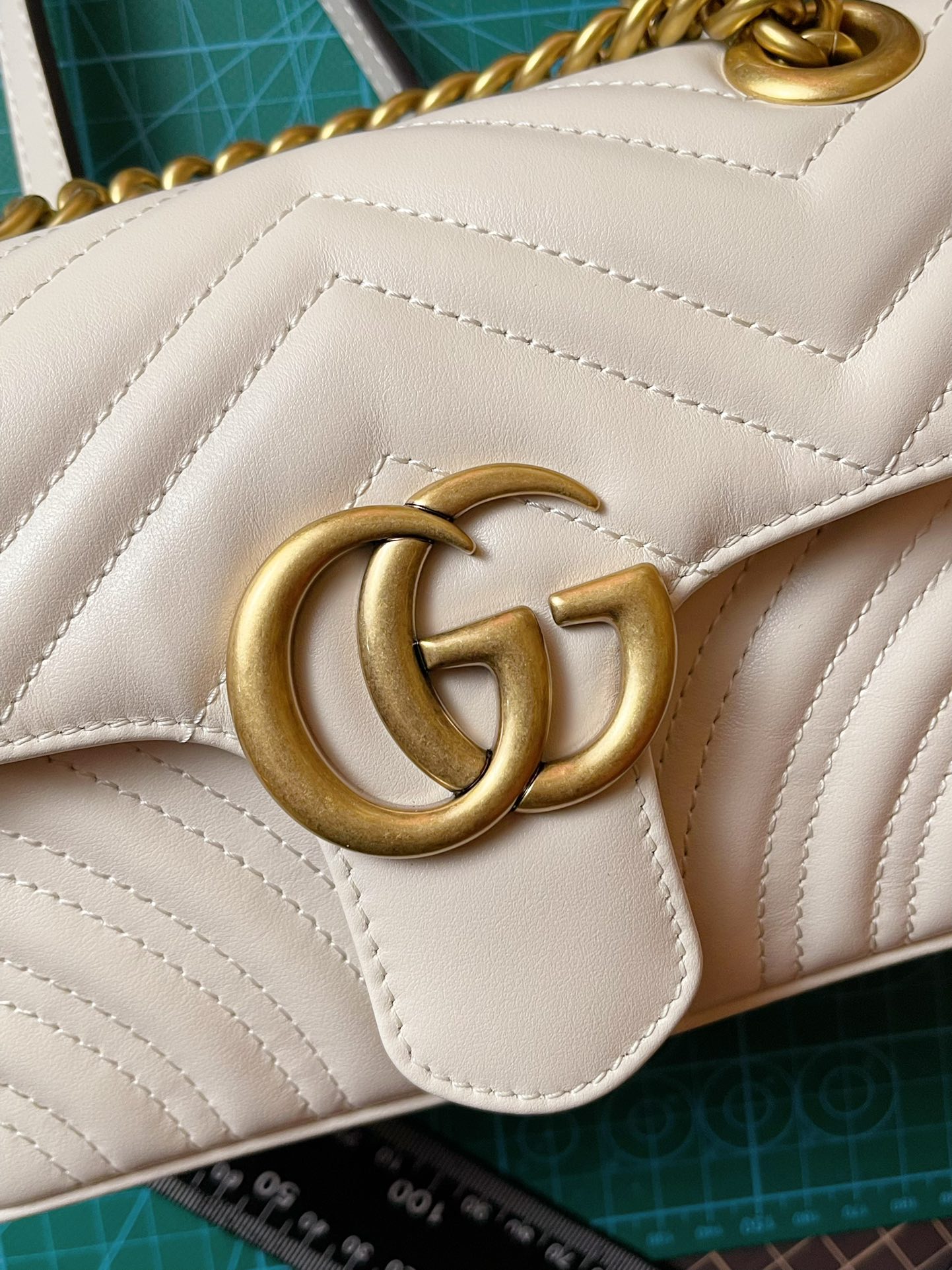 Pre-Owned Gucci GG Marmont Flap Leather Crossbody Bag in White - Excellent Condition