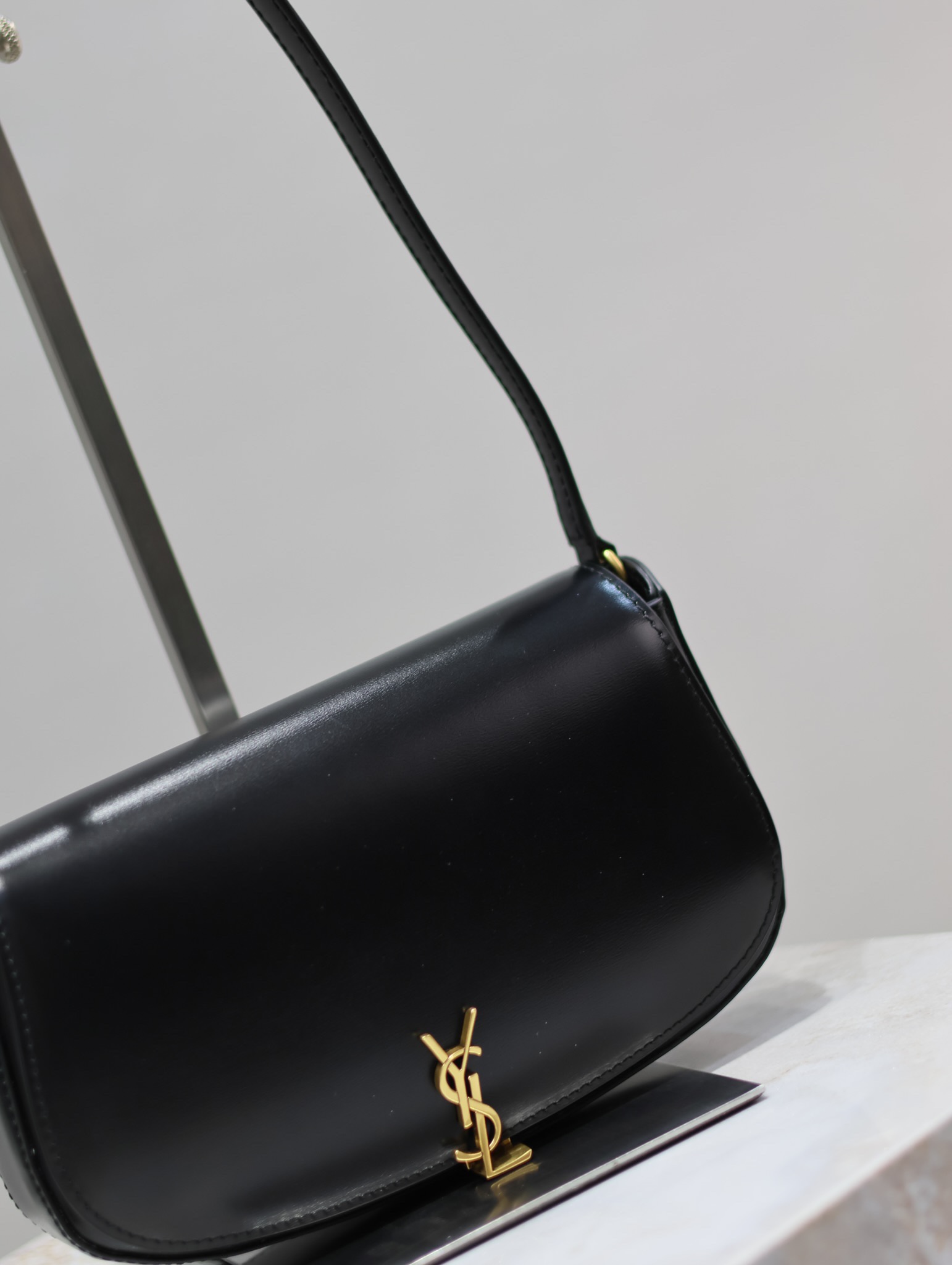 Pre-Owned YSL Crescent Black Leather Bag - Gold Hardware, Magnetic Closure