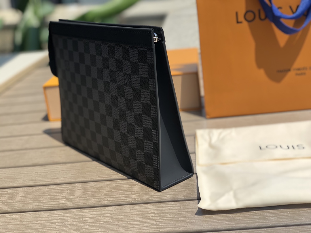 Pre-Owned LV Louis Vuitton Black Damier Graphite Pochette Voyage Clutch Bag - Medium Size