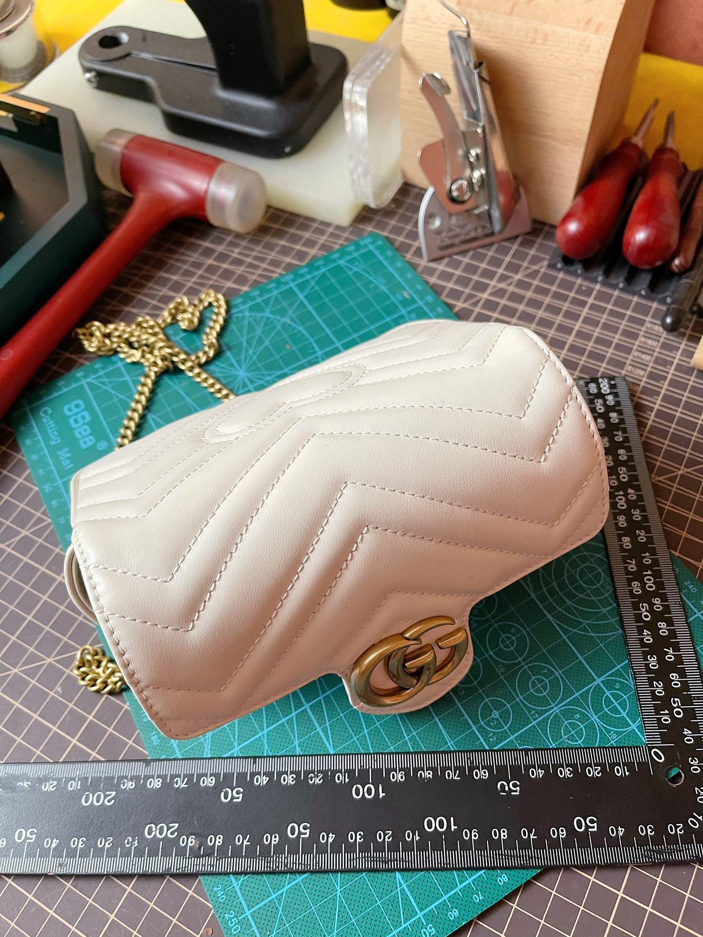Pre-Owned Gucci GG Marmont Flap Leather Crossbody Bag in White - Excellent Condition