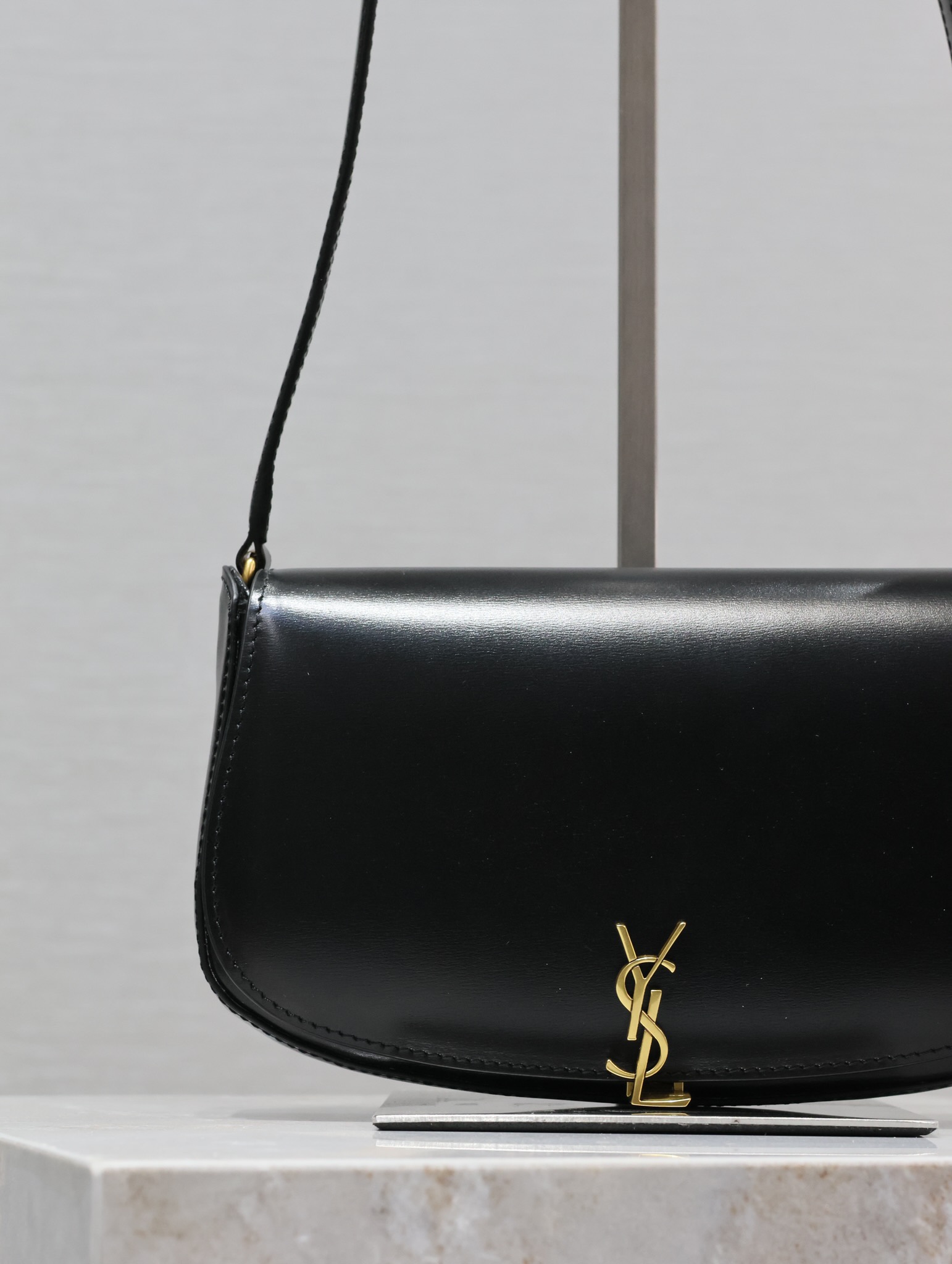 Pre-Owned YSL Crescent Black Leather Bag - Gold Hardware, Magnetic Closure