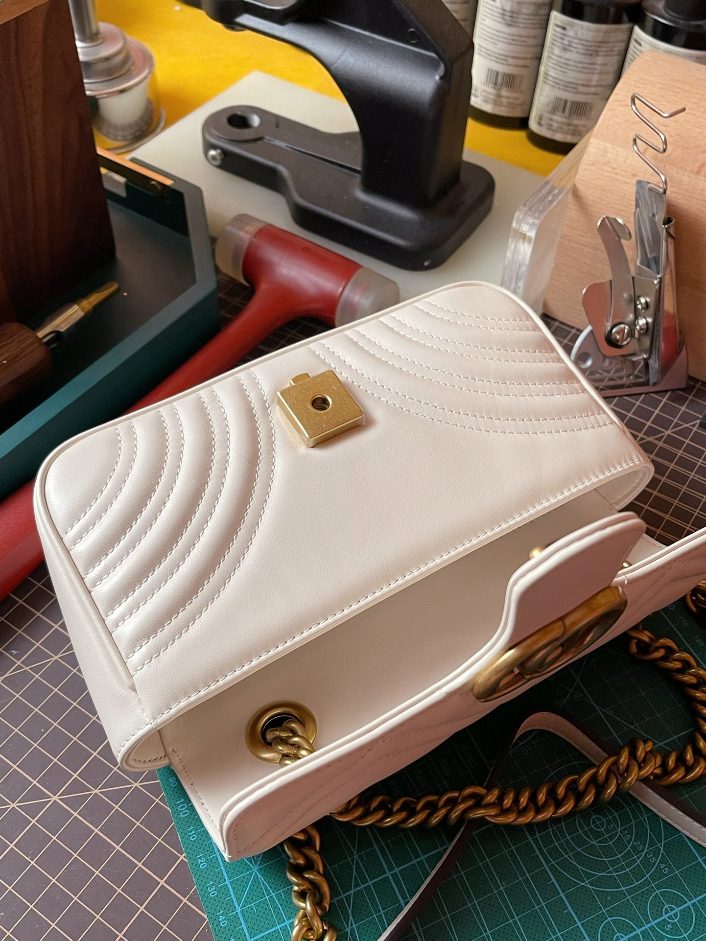 Pre-Owned Gucci GG Marmont Flap Leather Crossbody Bag in White - Excellent Condition